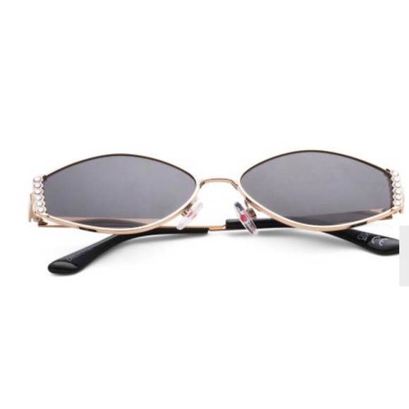 Betsey Johnson Oval Frame Sunglasses New main image 4